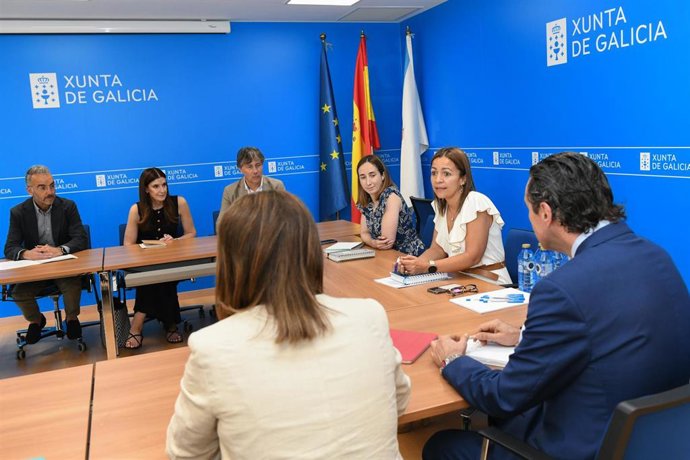 La conselleira do Mar, Marta Villaverde, reunida con representantes de las principales cadenas de distribución