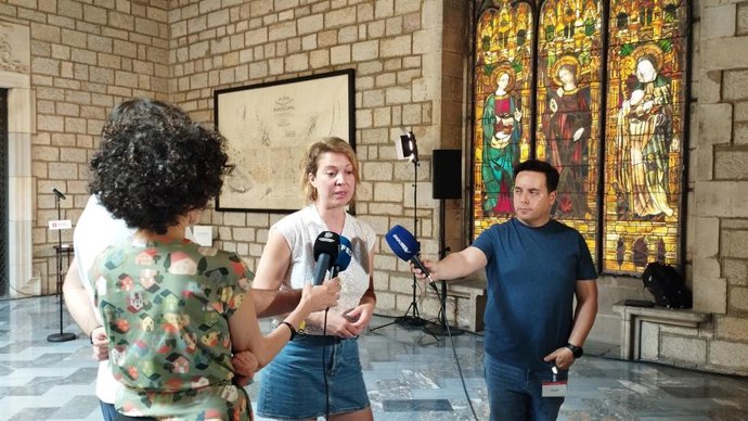 La líder de BComú en el Ayuntamiento de Barcelona, Janet Sanz, atiende a los medios para valorar el proyecto de ampliación del Aeropuerto de Barcelona.
