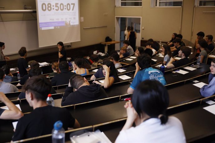 Archivo - Estudiants en una aula el primer dia de les PAU