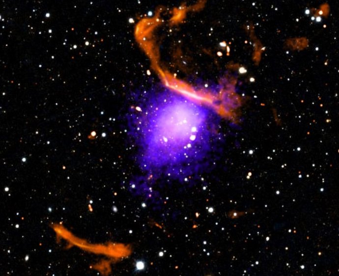 PLCK G287.0+32.9. Esse enorme aglomerado de galáxias, localizado a cerca de 5 bilhões de anos-luz da Terra, foi detectado pela primeira vez pelos astrônomos em 2011.