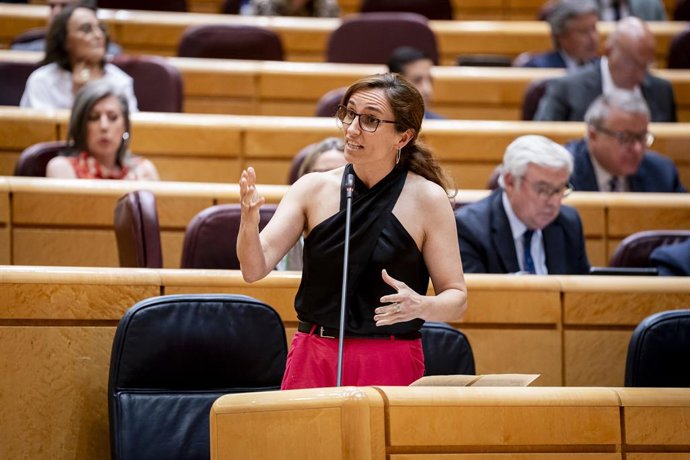 A Ministra da Saúde, Mónica García, fala durante uma sessão de controle do governo no Senado, em 10 de junho de 2025, em Madri (Espanha). A sessão plenária do Senado lida com a aprovação de atos anteriores e levanta questões sobre transporte, discriminaçã