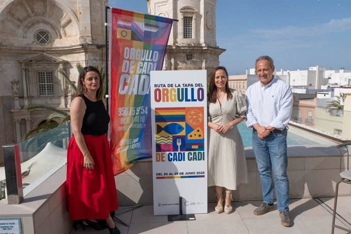 La concejala de Políticas de Inclusión y Lgtbi en el Ayuntamiento de Cádiz, Virginia Martín, el presidente de Cádiz Centro Comercial Abierto, José Amaya, y la gerente de esta entidad, Yolanda Pérez, presentan la Ruta de la Tapa al Orgullo de Cadi Cadi
