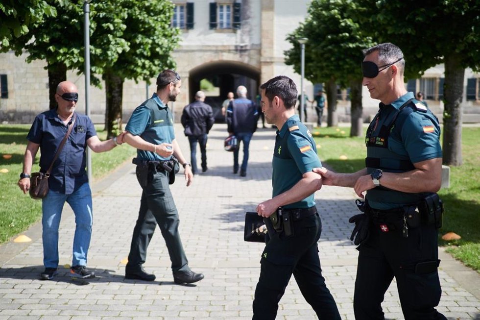 Guardias civiles se ponen en la piel de peregrinos con discapacidad durante una jornada en Roncesvalles.