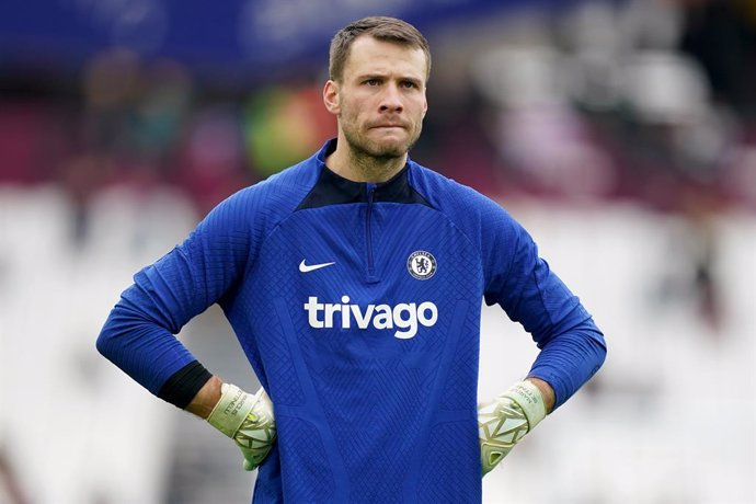 Archivo - 11 February 2023, United Kingdom, London: Chelsea's Marcus Bettinelli warms up ahead of English Premier League soccer match between West Ham United and Chelsea at the London Stadium. Photo: Mike Egerton/PA Wire/dpa