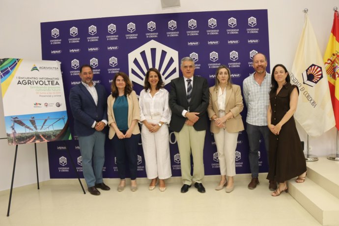 Investigadores y representantes de los dos ministerios tras la presentación del proyecto.