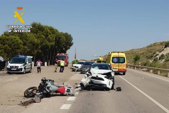 Accidente de tráfico por el choque entre un coche y una moto en la N-122 en Magallón (Zaragoza).