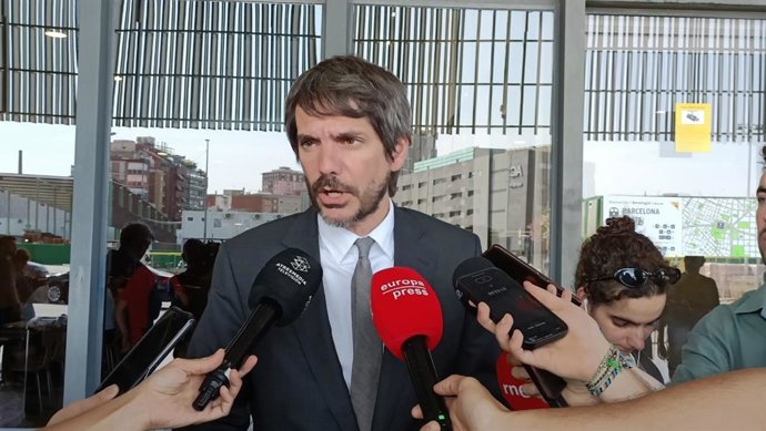 El ministro de Cultura, Ernest Urtasun, en declaraciones en Barcelona sobre la ampliación del Aeropuerto de Barcelona.