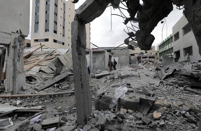 Archivo - Arquivo - 13 de abril de 2025, Deir El-Balah, Faixa de Gaza, Território Palestino: Palestinos inspecionam os danos ao prédio da prefeitura de Deir al-Balah depois que um ataque aéreo israelense matou três pessoas e feriu outras, em Deir al-Balah