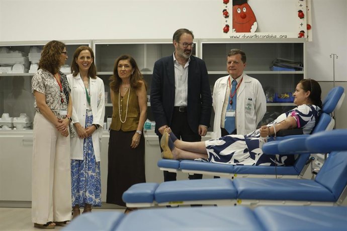 Botella y Molina (centro), durante su visita al Centro de Transfusión, Tejidos y Células de Córdoba.
