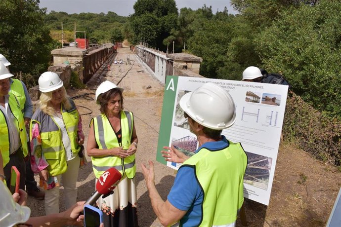 Catalina García en las obras del Puente de Hierro sobre el río Palmones en Los Barrios.