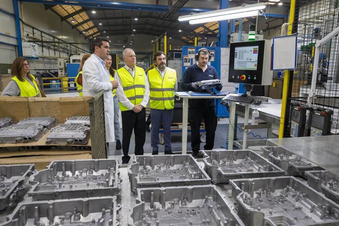El Consejero De Industria, Eduardo Arasti, Visita Las Instalaciones De Teknia Ampuero