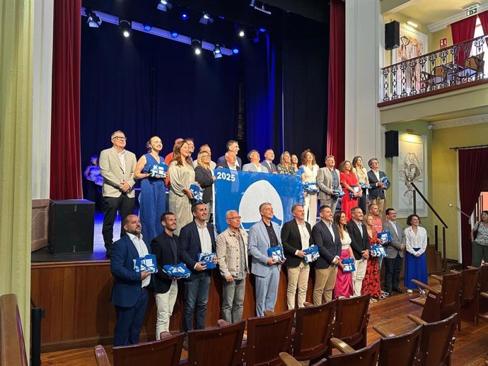 Bandera Azul entrega la enseña a las 47 playas reconocidas en las islas y premia a 'Canarias, 1500 km de Costa'