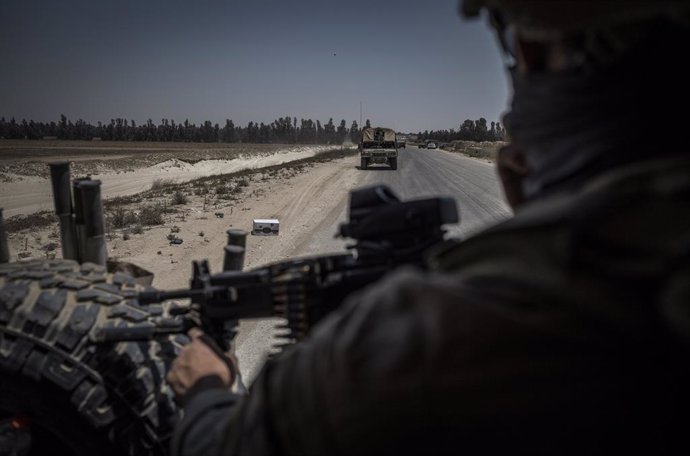 08 June 2025, Palestinian Territories, Khan Yunis: Israeli military vehicles drive along the Morag Corridor in the southern Gaza Strip. Photo: Ilia Yefimovich/dpa