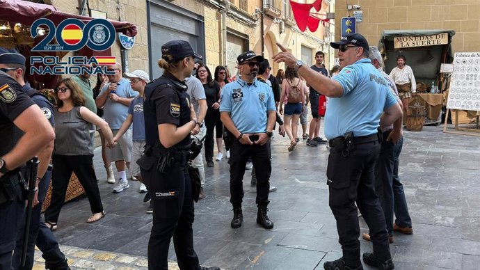 Agentes de Policías Europeas patrullan las calles de Logroño en plenas fiestas de San Bernabé