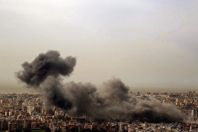 Archivo - 28 de março de 2025, Baabda, Baabda, Líbano: Uma forte fumaça emana de um ataque aéreo israelense no subúrbio ao sul de Beirute. Israel realizou seus primeiros ataques aéreos no sul do Líbano, um foco do Hezbollah pró-iraniano, desde 19 de novem