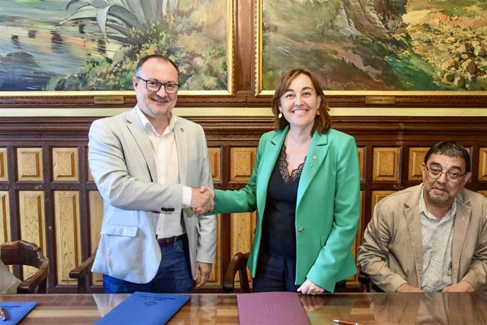 El alcalde de Vilanova i la Geltrú, Juan Luis Ruiz, y la consellera de Territorio, Vivienda y Transición Ecológica, Sílvia Paneque, en la firma del convenio