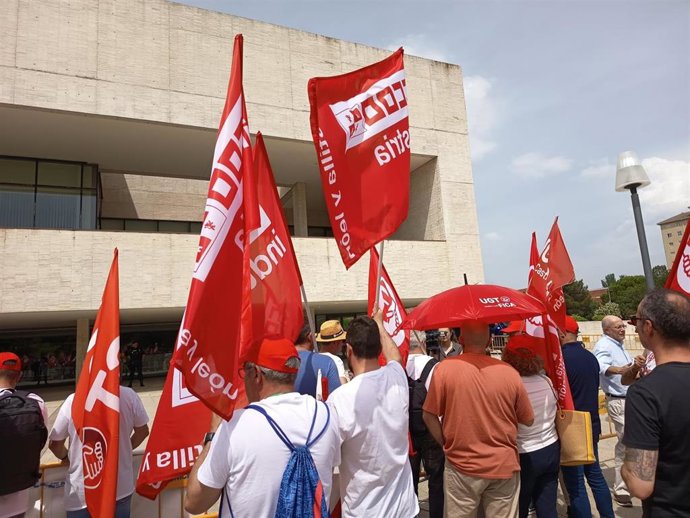 Mañueco se compromete a dirigirse por escrito a Hereu para retrasar la ejecución del ERE de Azucarera en La Bañeza (León)