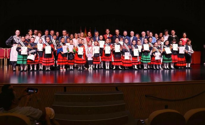 El Ayuntamiento de Logroño impone las bandas a las niñas y los niños representantes de la ciudad