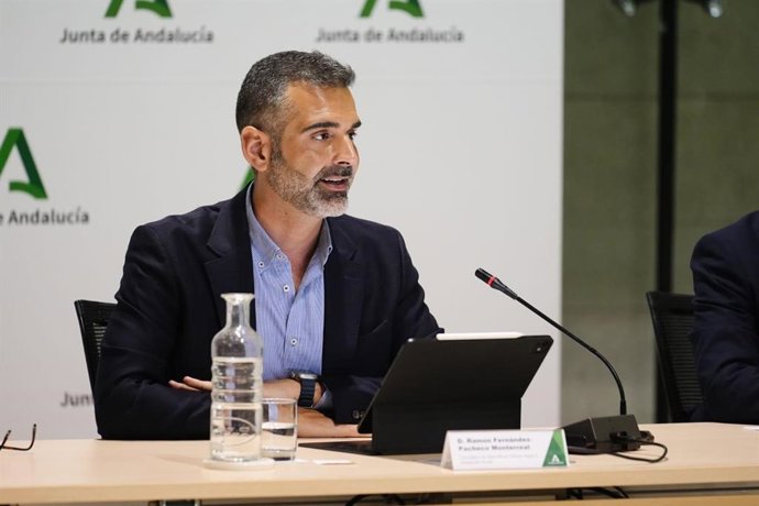 El consejero de Agricultura, Pesca, Agua y Desarrollo Rural, Ramón Fernández Pacheco, en la Mesa de Interlocución Agraria.