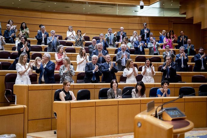 La bancada de senadores del PP aplaude durante una sesión de control al Gobierno en el Senado, a 10 de junio de 2025, en Madrid (España). 