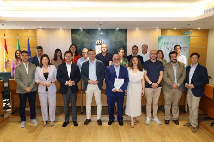 Miembros del Gobierno de la Federación Andaluza de Municipios y Provincias (FAMP), la Comisión Ejecutiva y el Consejo Municipalista Andaluz en la reunión celebrada en El Ejido.