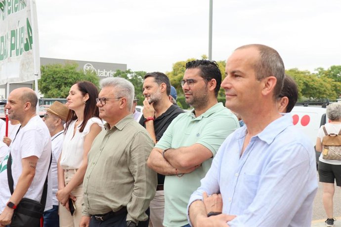 Morales (3º izda.), en la acción en defensa de la sanidad pública en Montilla.