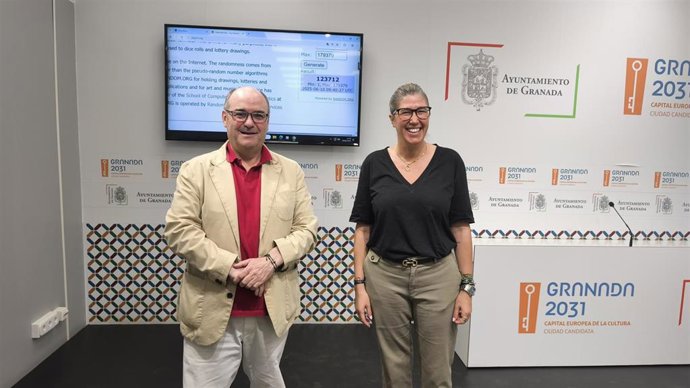 La concejala de Fiestas, Carolina Amate, en el sorteo.