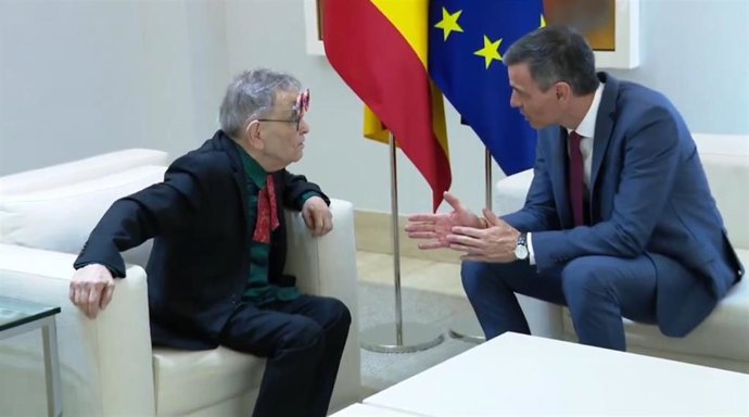 El presidente del Gobierno, Pedro Sánchez. Recibe al dramaturgo Fernando Arrabal en el Palacio de la Moncloa: "Historia viva de nuestro país"
