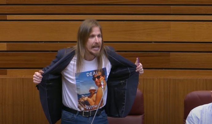 El procurador de Unidas-Podemos y secretario de Organización de la formación morada, Pablo Fernández, ha acudido al Pleno de las Cortes de Castilla y León con una camiseta con la foto del líder nacional del PP, Alberto Núñez Feijóo, con Marcial Dorado.