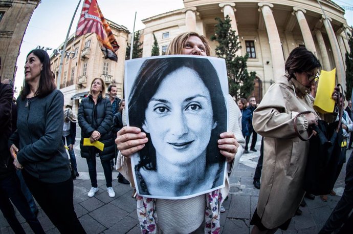 Archivo - Imagen de archivo de una fotografía de la periodista Daphne Caruana Galizia en una manifestación pidiendo justicia tras su asesinato