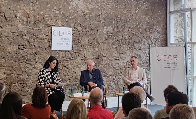 El presidente del Cidob y ex Alto Representante de la Unión Europea para la Política Exterior, Josep Borrell, junto con los periodistas de El País Andrea Rizzi y Elena G Sevillano