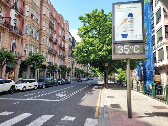Archivo - Termómetro marca 35 grados en el centro de Bilbao.