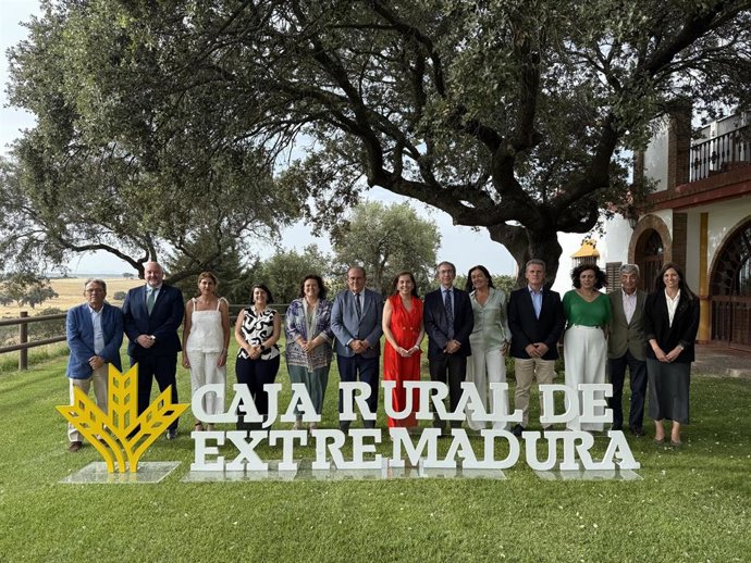 Consejeros de Caja Rural de Extremadura junto al presidente y a a la directora general de la entidad antes del inicio de la Asamblea General 2025