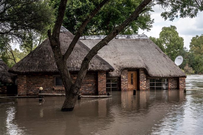Archivo - PARYS, Feb. 20, 2023  -- This photo taken on Feb. 19, 2023 shows flooded area in Parys, South Africa. The Vaal dam exceeded its maximum capacity due to heavy rainfall and caused floods in the Vaal River.