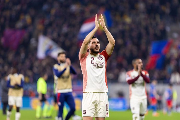 Archivo - Rayan Cherki of Lyon thanking the fans after the UEFA Europa League, Round of 16, 1st leg football match between FCSB and Olympique Lyonnais (Lyon) on 6 March 2025 at National Arena in Bucharest, Romania - Photo Mihnea Tatu / Lightspeed Images /
