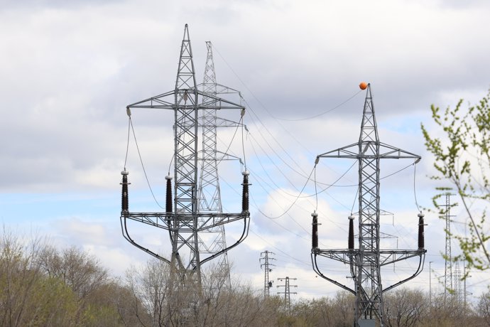 Dos postes eléctricos, a 14 de marzo de 2025, en Madrid 
