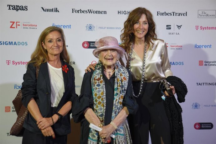 La dibujante y caricaturista Pilarín Bayés (c) durante el photocall de la gala de presentación de las 100 mujeres más influyentes de Catalunya según 'Forbes', en el Gran Teatre del Liceu, a 10 de junio de 2025, en Barcelona, Catalunya (España). 