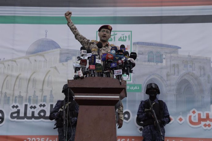 Archivo - 02 May 2025, Yemen, Sanaa: Brigadier General Yahya Saree, Houthi military spokesman, delivers an address while gesturing passionately, as thousands of Yemenis gather in Sanaa's Al-Sabeen Square to demonstrate unwavering solidarity with Palestine
