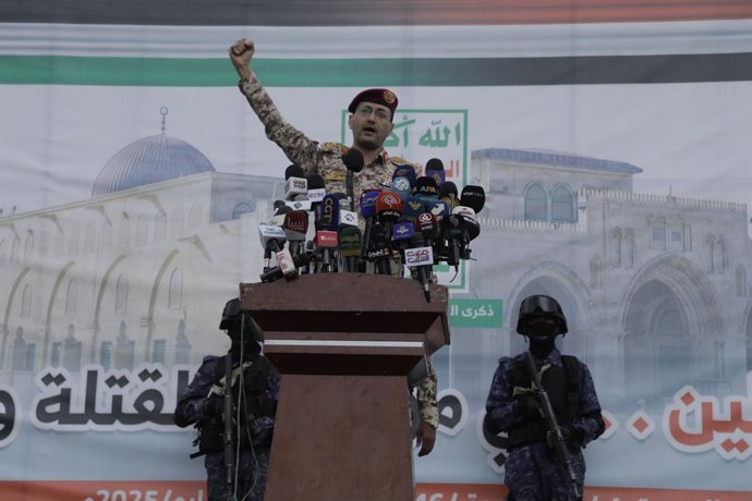 Archivo - Arquivo - 02 de maio de 2025, Iêmen, Sanaa: O general de brigada Yahya Saree, porta-voz militar houthi, faz um discurso enquanto gesticula com paixão, enquanto milhares de iemenitas se reúnem na Praça Al-Sabeen, em Sanaa, para demonstrar solidar