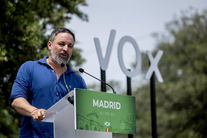 El presidente de Vox, Santiago Abascal, interviene durante una comida con afiliados y simpatizantes de Vox, en El Jardín de la Chalota, a 1 de junio de 2025, en Navalagamella, Madrid (España). El encuentro está planteado como un evento al aire libre, con 