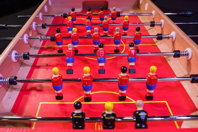 Imagen del futbolín con los nombres de las jugadoras convocadas por Montse Tomé para la Eurocopa de 2025