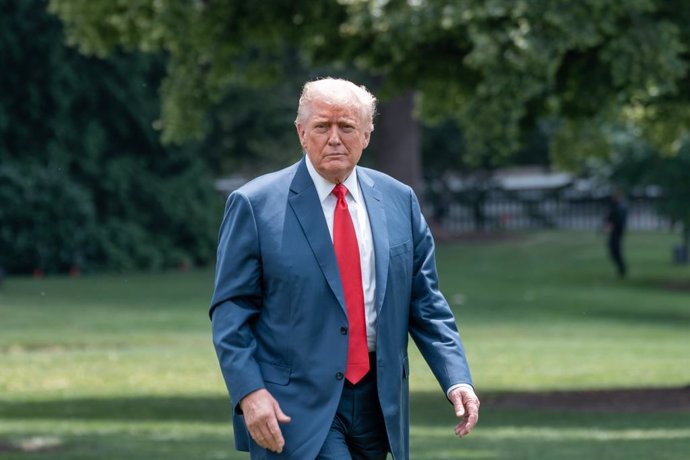 June 9, 2025, Washington, District of Columbia, USA: President DONALD TRUMP returned to the White House from Camp David and inspect construction projects on the South Lawn, including a new flag pole that he is having added to the White House grounds. The 
