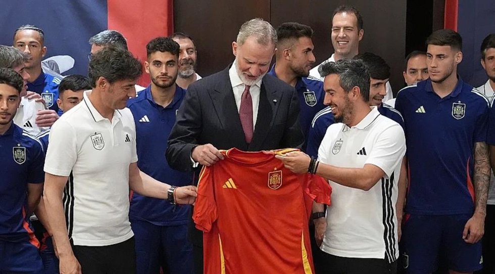 El Rey visita a la Sub-21 antes del comienzo del Europeo