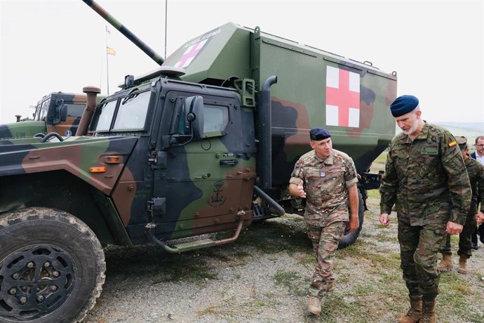 El Rey Felipe VI (d) visita la base de Cincu, en el marco del viaje a Rumanía y Eslovaquia para visitar a los contingentes españoles desplegados en ambos países, a 10 de junio de 2025.