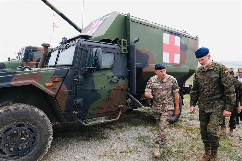 El Rey Felipe VI (d) visita la base de Cincu, en el marco del viaje a Rumanía y Eslovaquia para visitar a los contingentes españoles desplegados en ambos países, a 10 de junio de 2025.