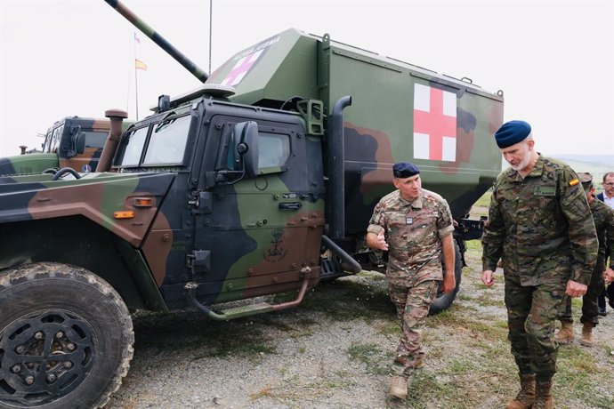 El Rey Felipe VI (d) visita la base de Cincu, en el marco del viaje a Rumanía y Eslovaquia para visitar a los contingentes españoles desplegados en ambos países, a 10 de junio en . El viaje, que realiza acompañado por la ministra de Defensa, Margarita Rob