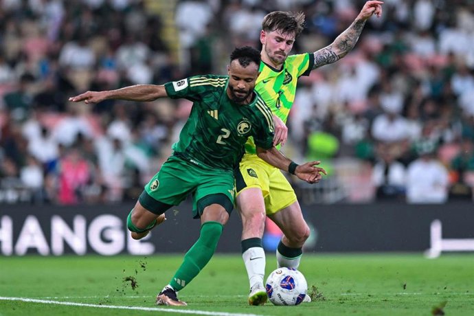 10 June 2025, Saudi Arabia, Jeddah: Saudi Arabia's Ali Majrashi and Australia's Connor Metcalfe battle for the ball during the FIFA World Cup Asian qualifiers soccer match between Saudi Arabia and Australia at King Abdullah Sports City. Photo: -/SPA/dpa