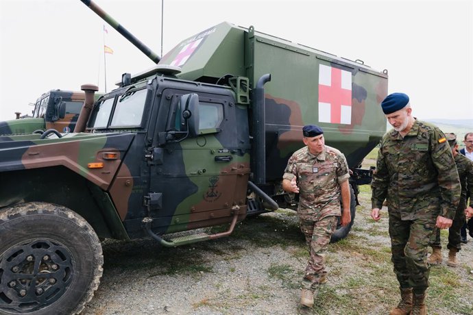 O rei Felipe VI (à dir.) visita a base de Cincu, como parte de uma viagem à Romênia e à Eslováquia para visitar os contingentes espanhóis destacados em ambos os países, em 10 de junho, em . A viagem, que ele está fazendo acompanhado pela Ministra da Defes