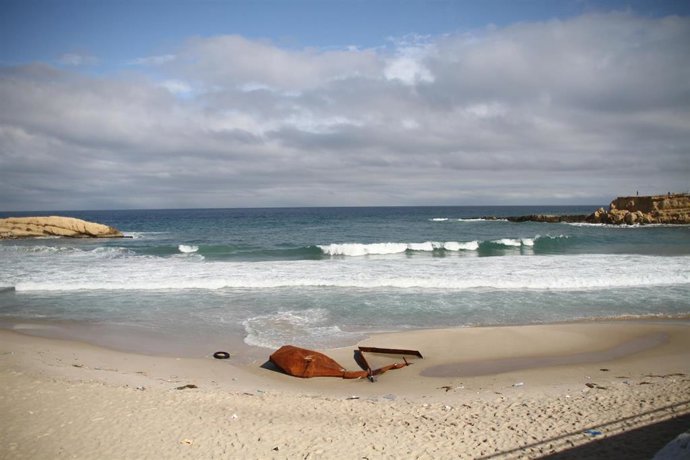 Archivo - Restos de un barco de migrantes naufragado en una playa