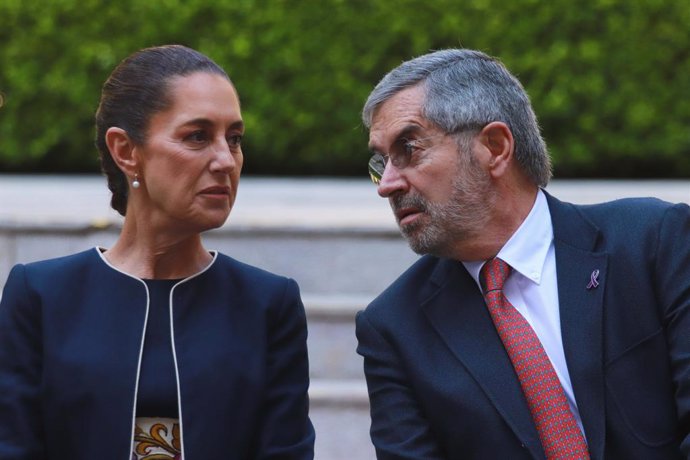 Archivo - March 7, 2025, Mexico City, Cdmx, Mexico: Claudia Sheinbaum Pardo, Mexico's President and Juan Ramón de la Fuente, Foreign Affairs Minister during the  ceremony of the tulip with the name of ''the indigenous woman'' in the framework of the Inter